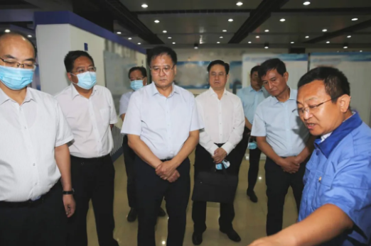 圖為焦開河在華安工業集團調研.png